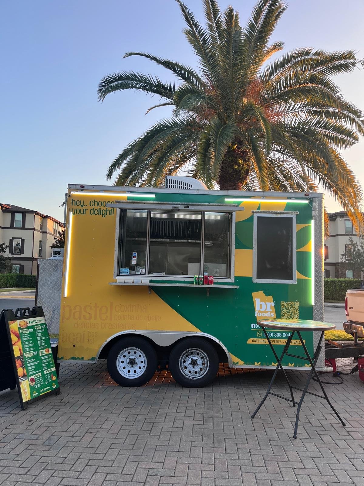 Truck ao entardecer com palmeira