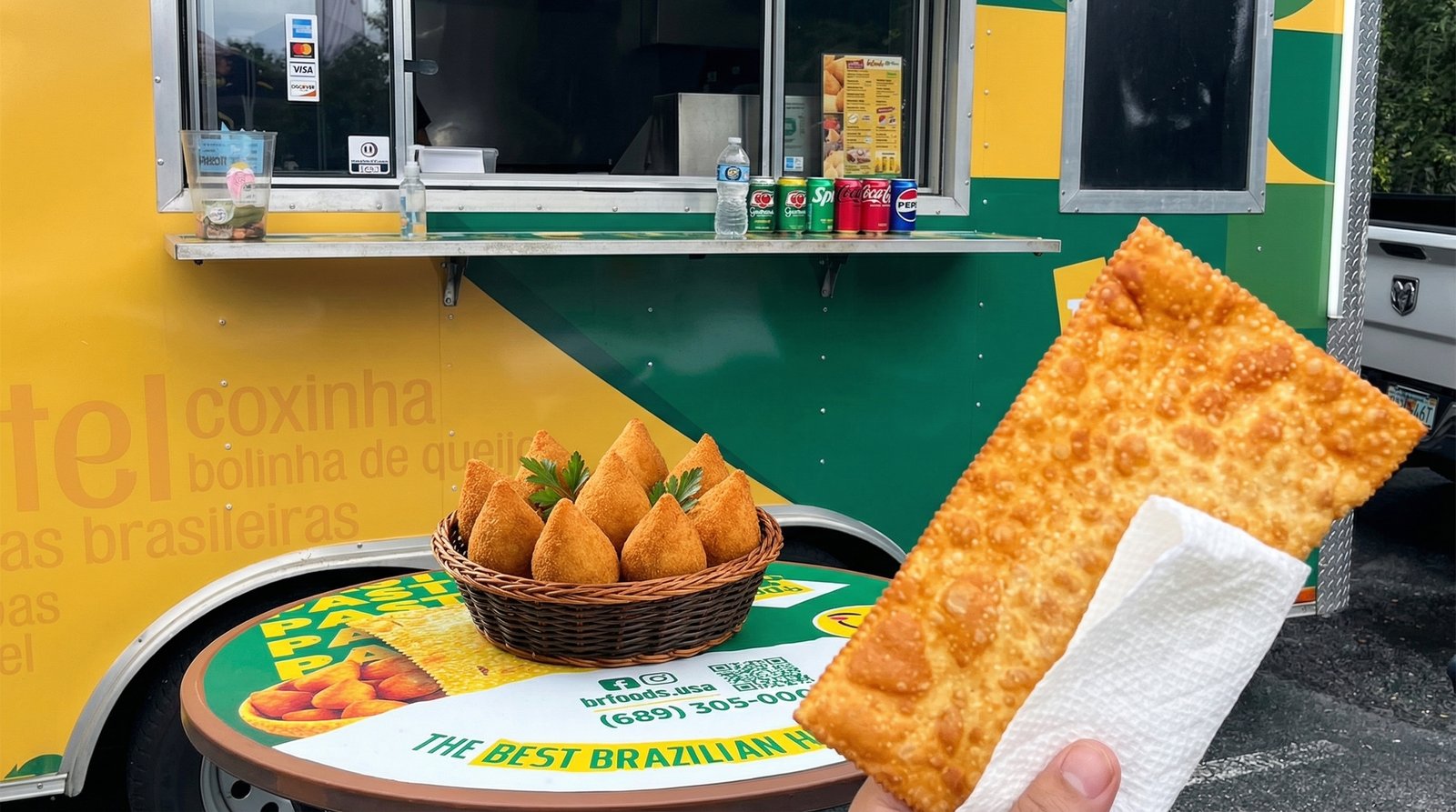 BR Foods truck aberto servindo clientes